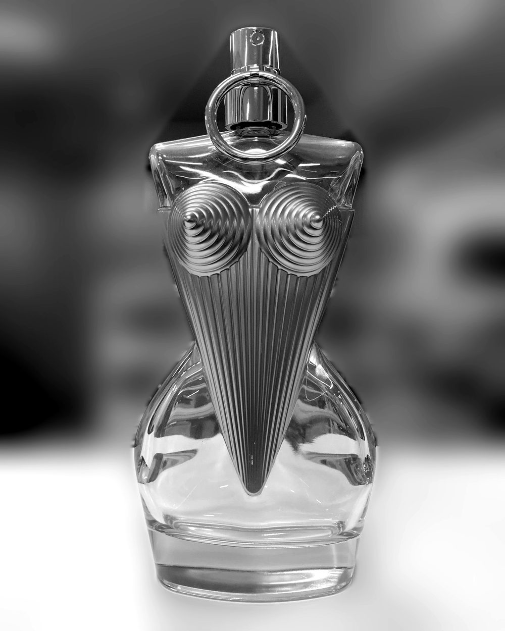 Factice géant Jean Paul Gaultier Divine, buste de verre et corset doré, en noir et blanc