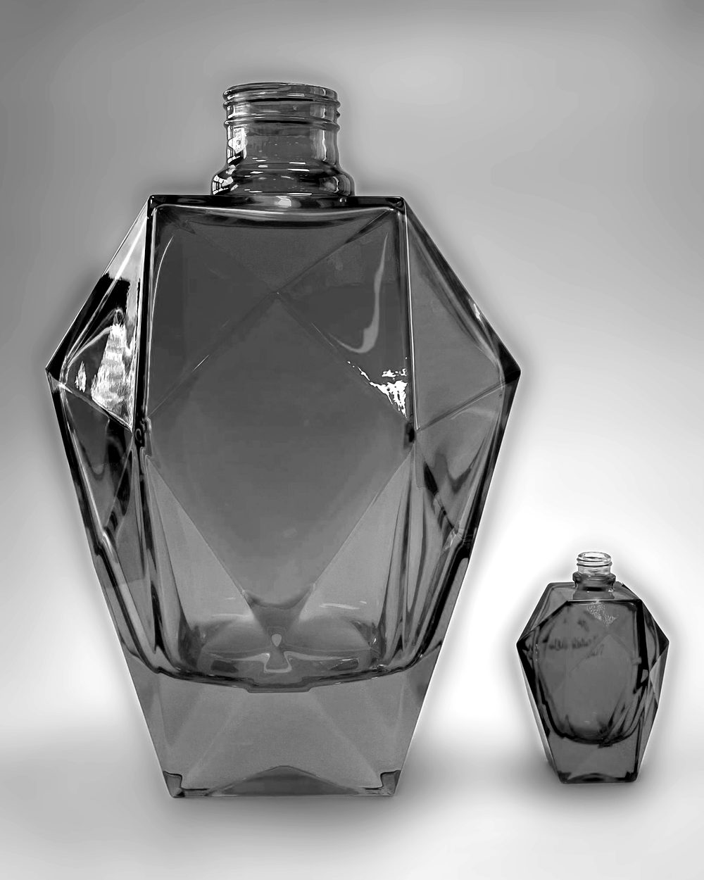 Factice géant Rabanne Million for Her en verre facetté, à côté du flacon de vente, en noir et blanc